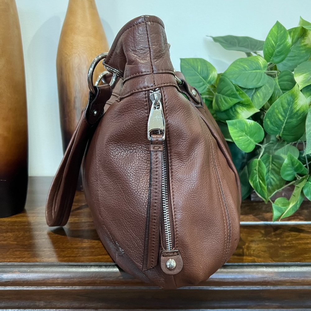 B. Makowsky Large Leather Shoulder Tote Bag - Picture 5 of 13